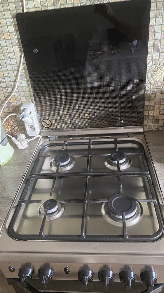 Продаю газовую плиту Indesit 4-х комфорочную