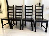 Vand set de 2 scaune din lemn, negre, din Ikea, cu protectie podea