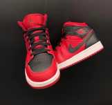 NIKE AIR JORDAN 1 MID маратонки емблематичните цветове CHICAGO BULLS