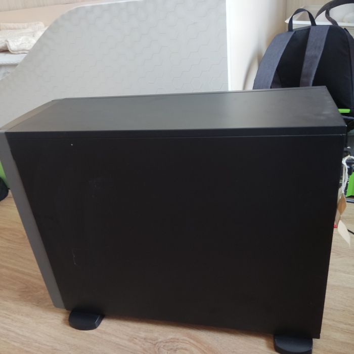 Серверный компьютер и монитор