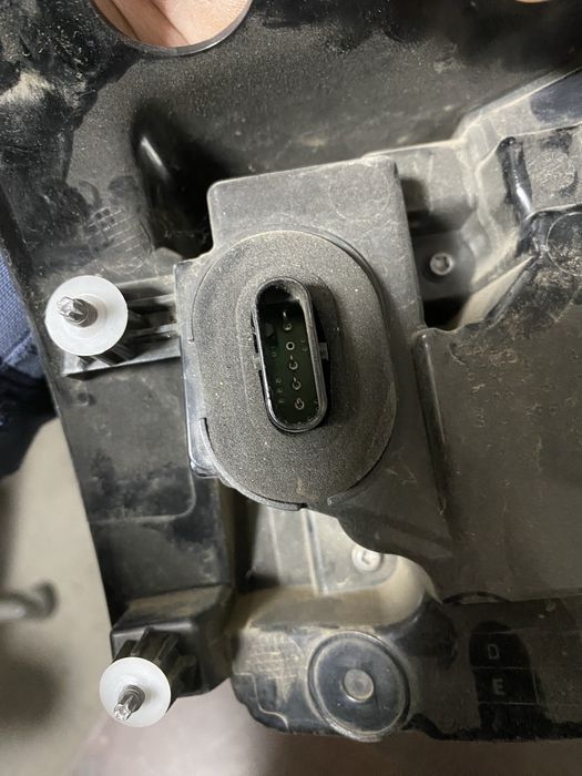 Stop stanga pe aripa Tesla model Y