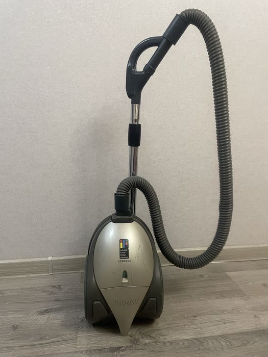 Пылесос Б/У. В отличном рабочем состоянии.