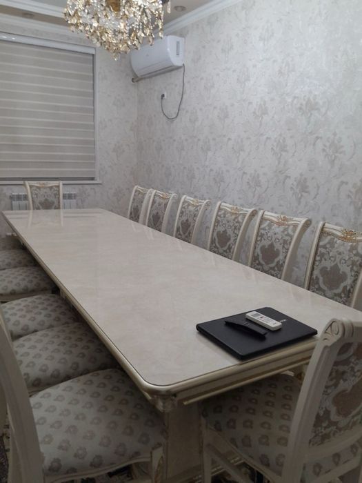 Стол стулья для гостей