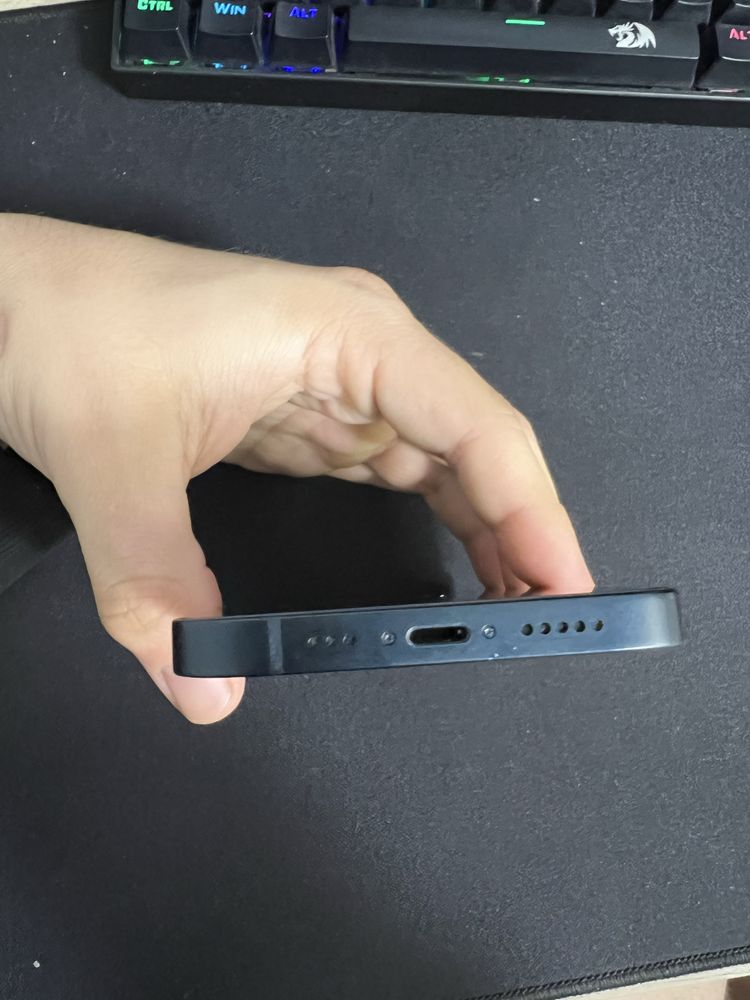 Продавам IPhone 13 128Gb Midnight използван