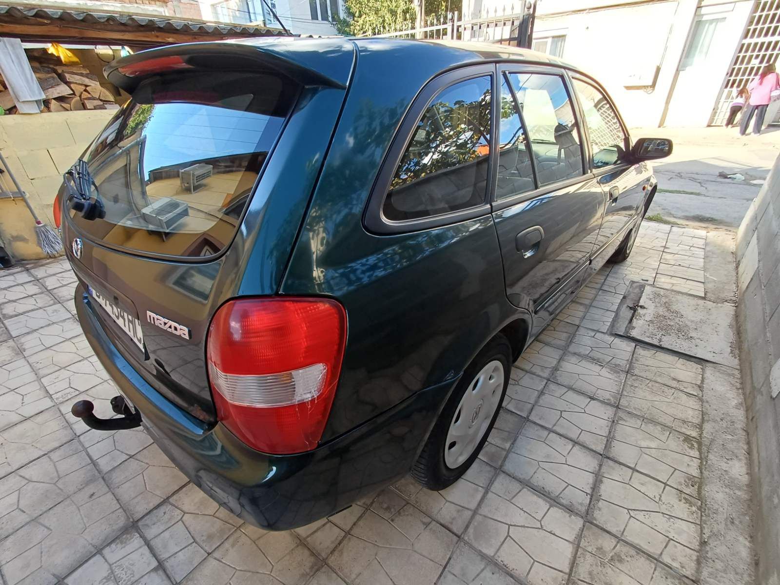 Продавам Mazda 323