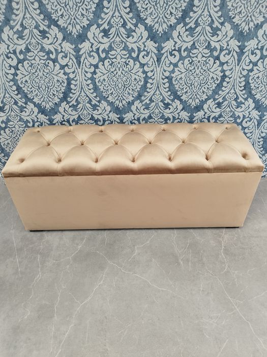 Vând bancheta Chesterfield din catifea crem auriu cu spatiu depozitar