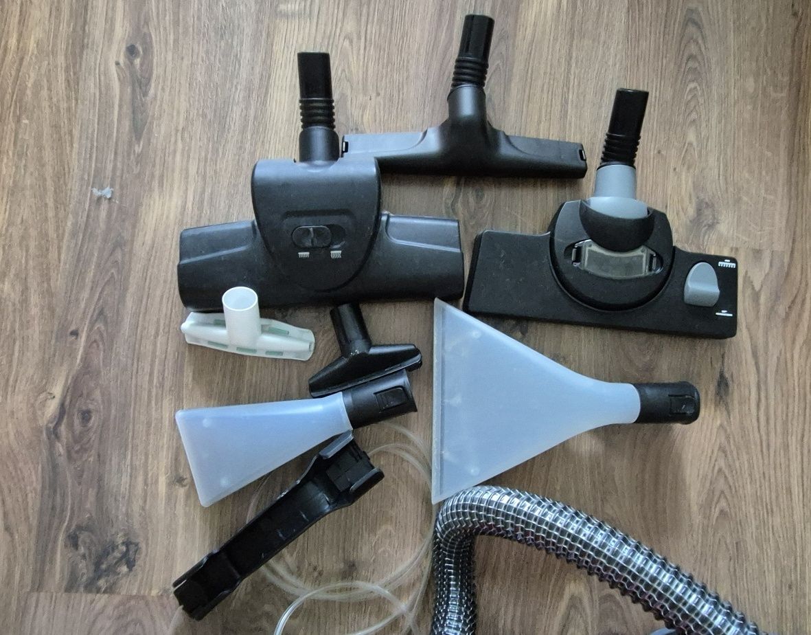 Aspirator Bosch cu spalare BWD421PET 2100 W