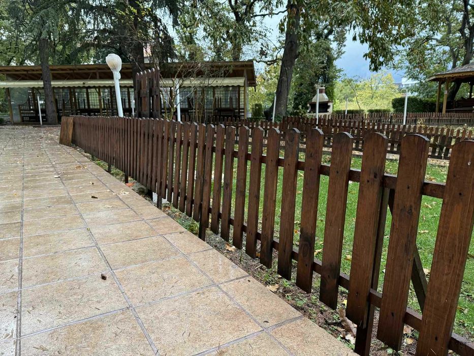 Декоративна дървена ограда