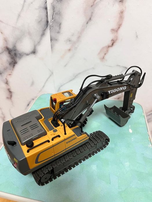 Продам эксковатор на пульт управление, все работает!