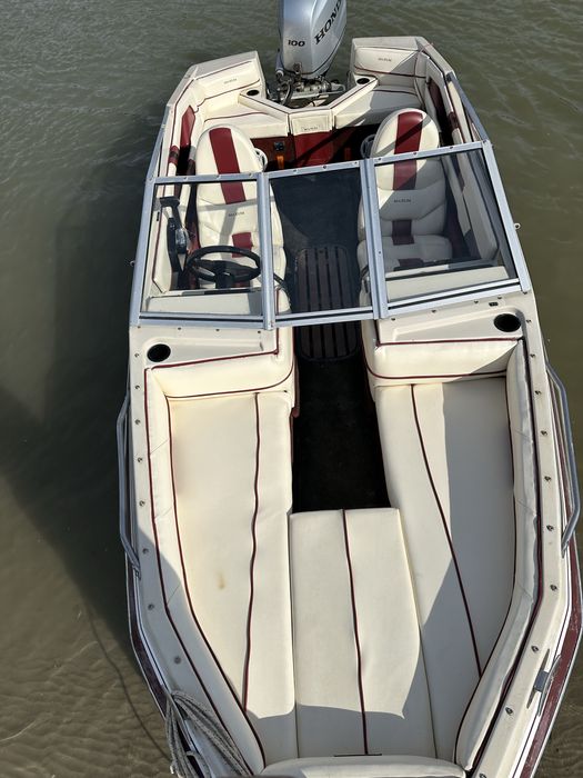 Barca cu motor si peridoc