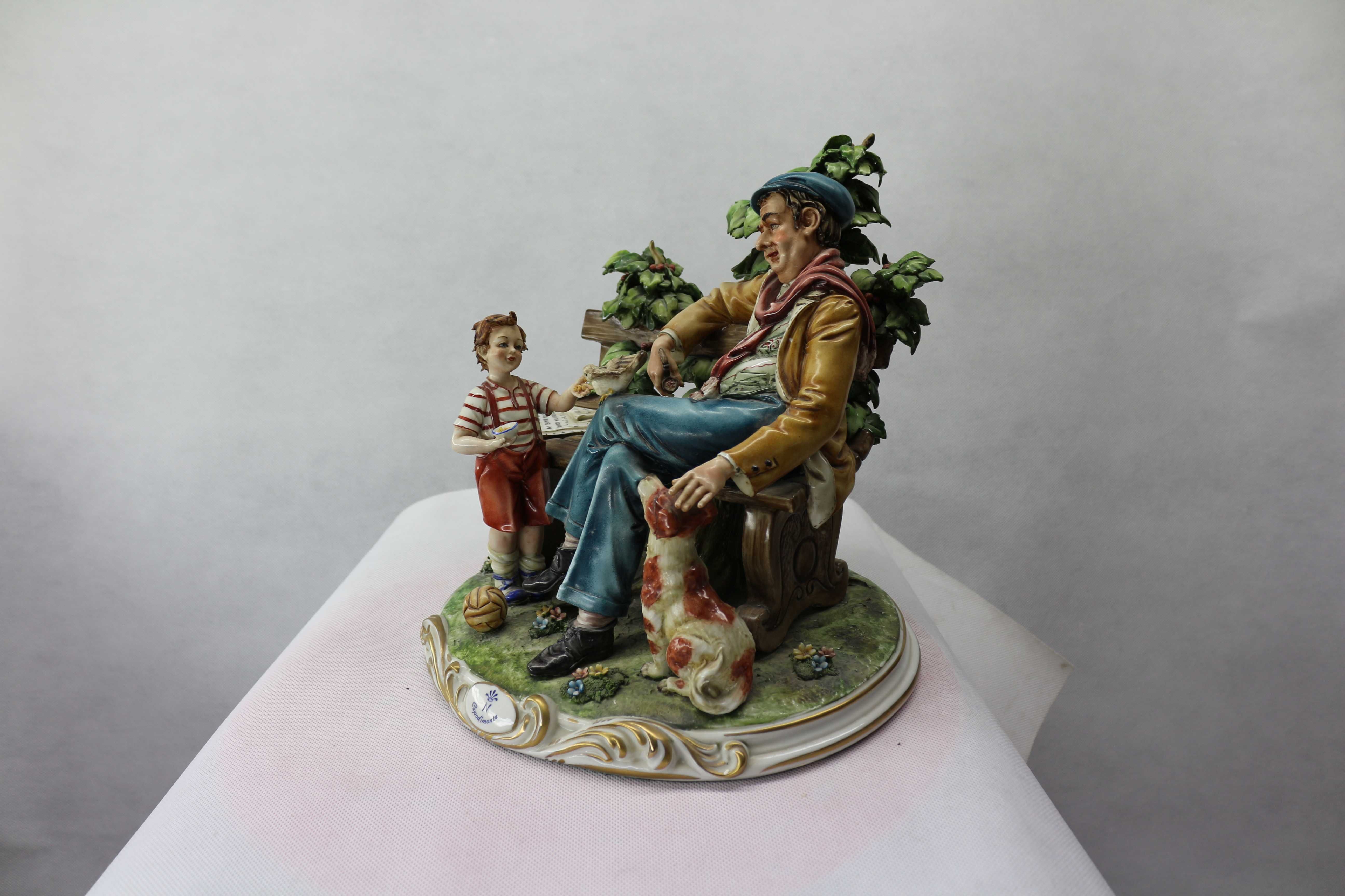 Статуэтка из фарфора Дедушка с внуком Capodimonte Италия