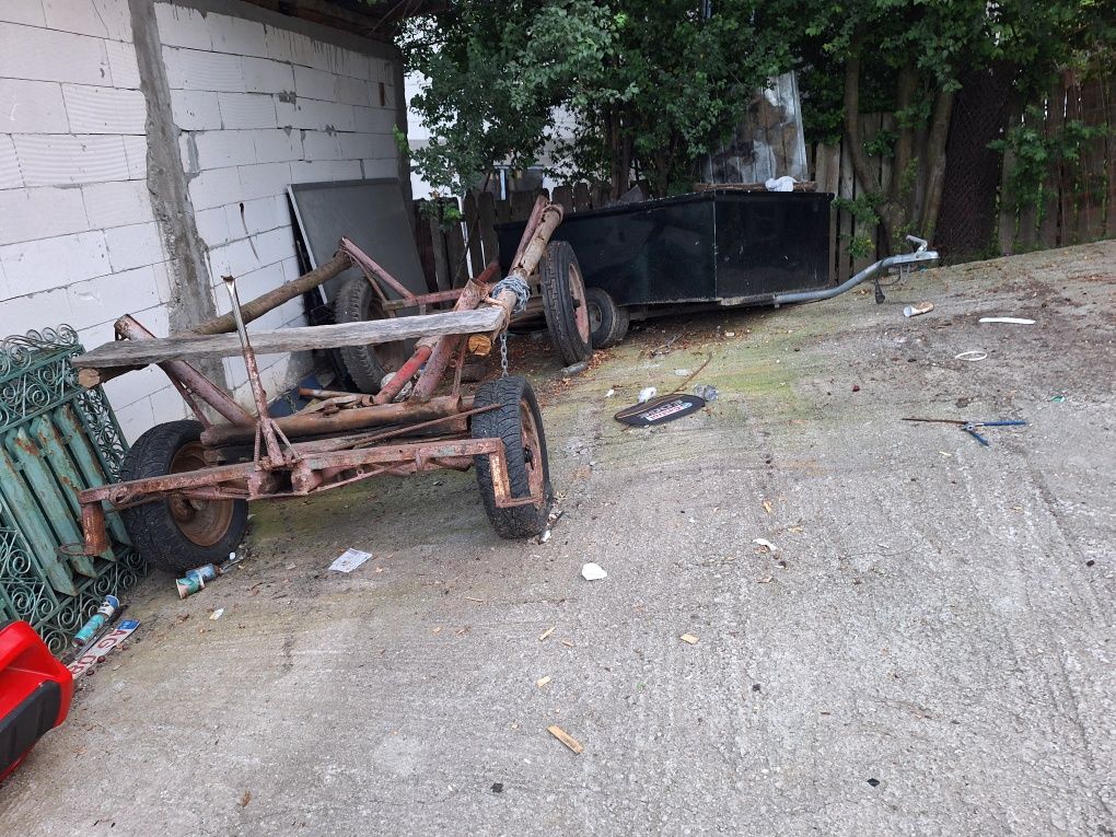 Vând două căruțe foarte bune una mare și una mai mică