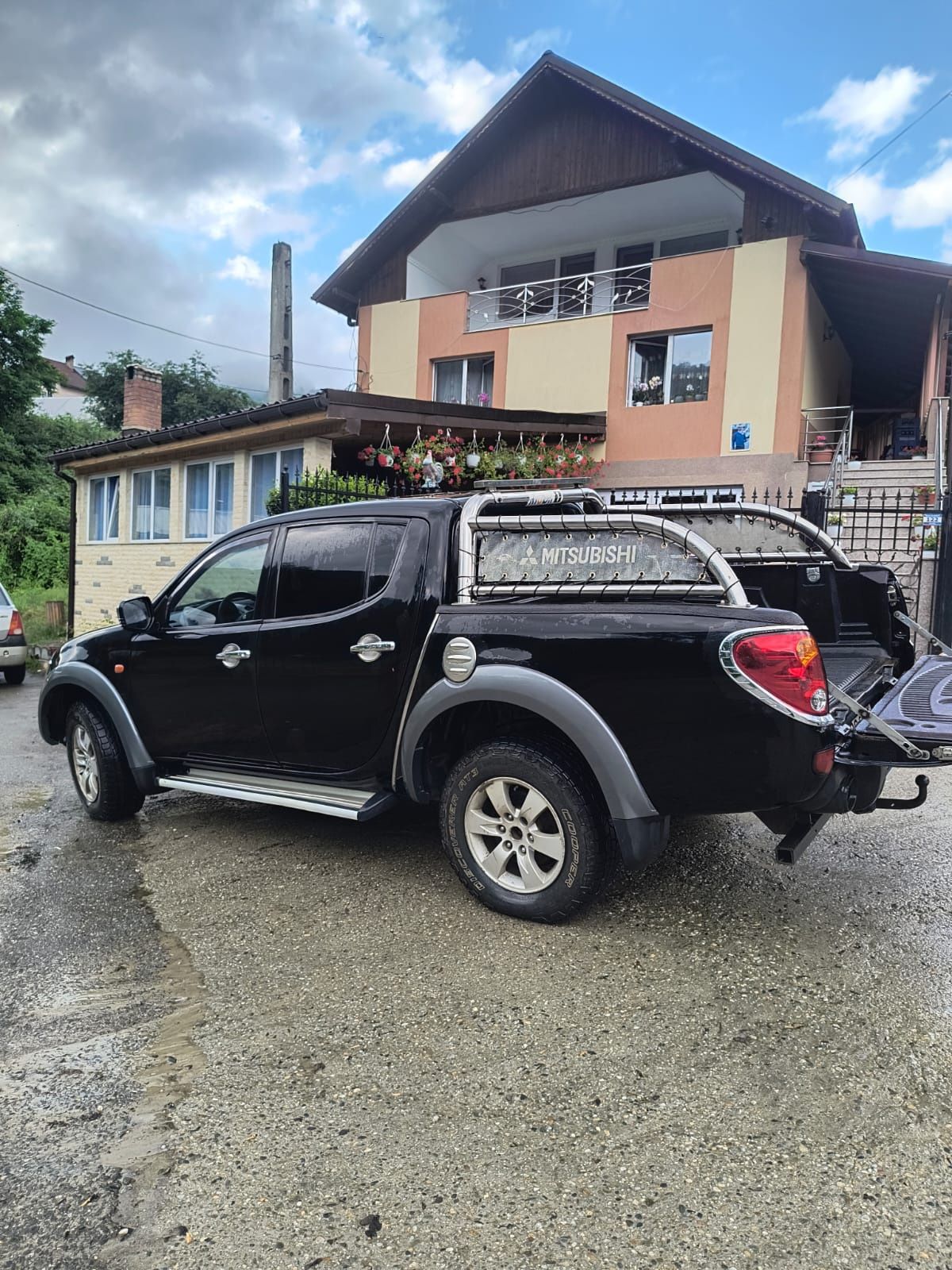 Mitsubishi L200.