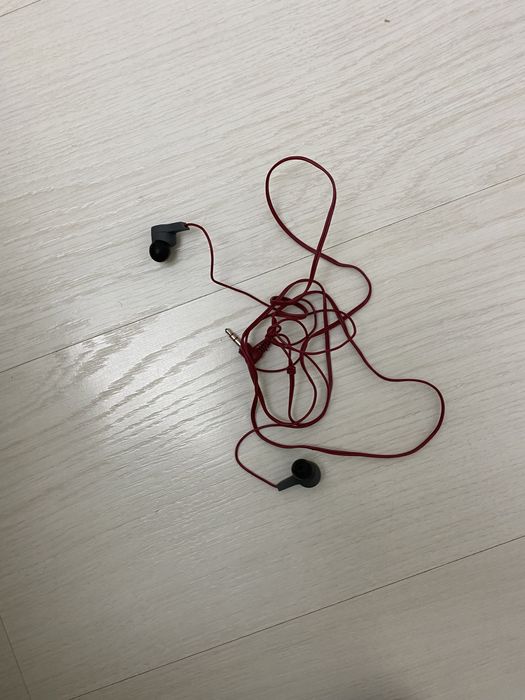 Наушники новые, подходят на все телефоны 500 тенге, в наличии 9 шт