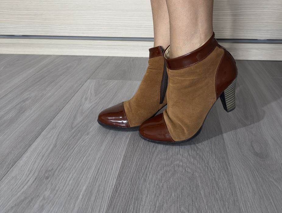 Botine piele intoarsa si lac 39
