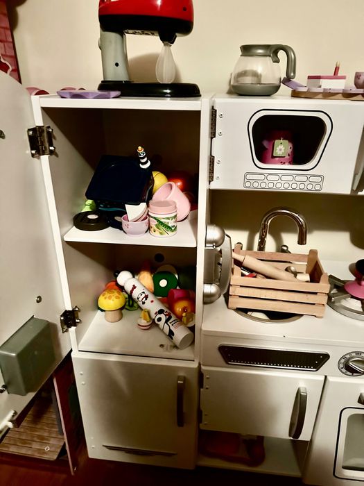 Детска кухня от дърво най-висок клас  с много екстра посуда.