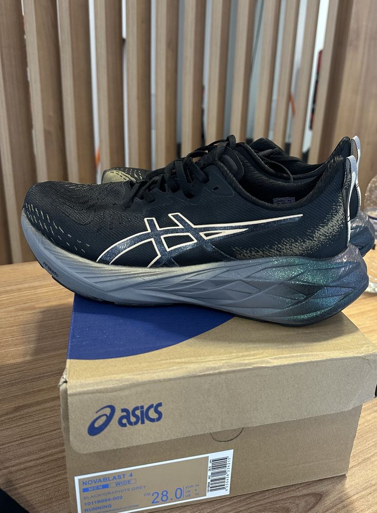 Asics Novablast 4 PLATINUM 44
