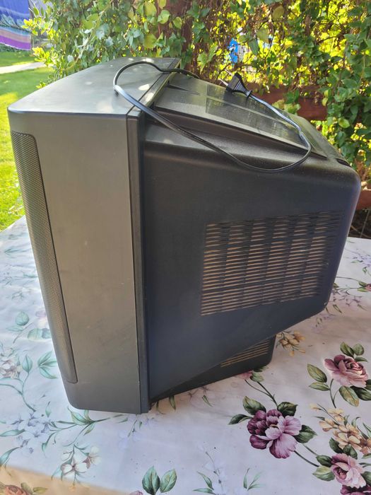 Televizor marca DAEWOO, model vechi, color