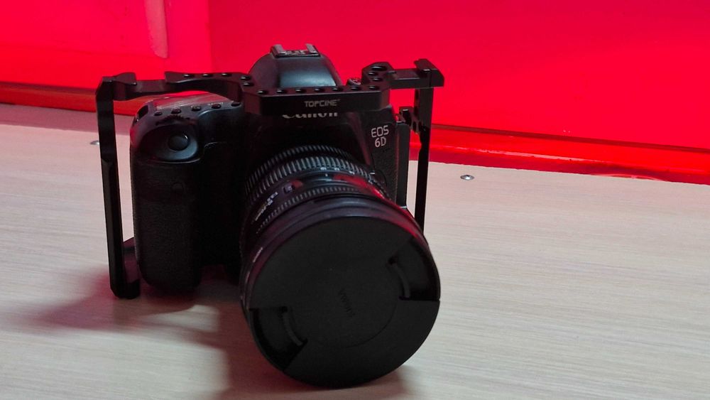 Canon 6D с клеткой + широкоугольный кроп-объектив Sigma 10–20 мм