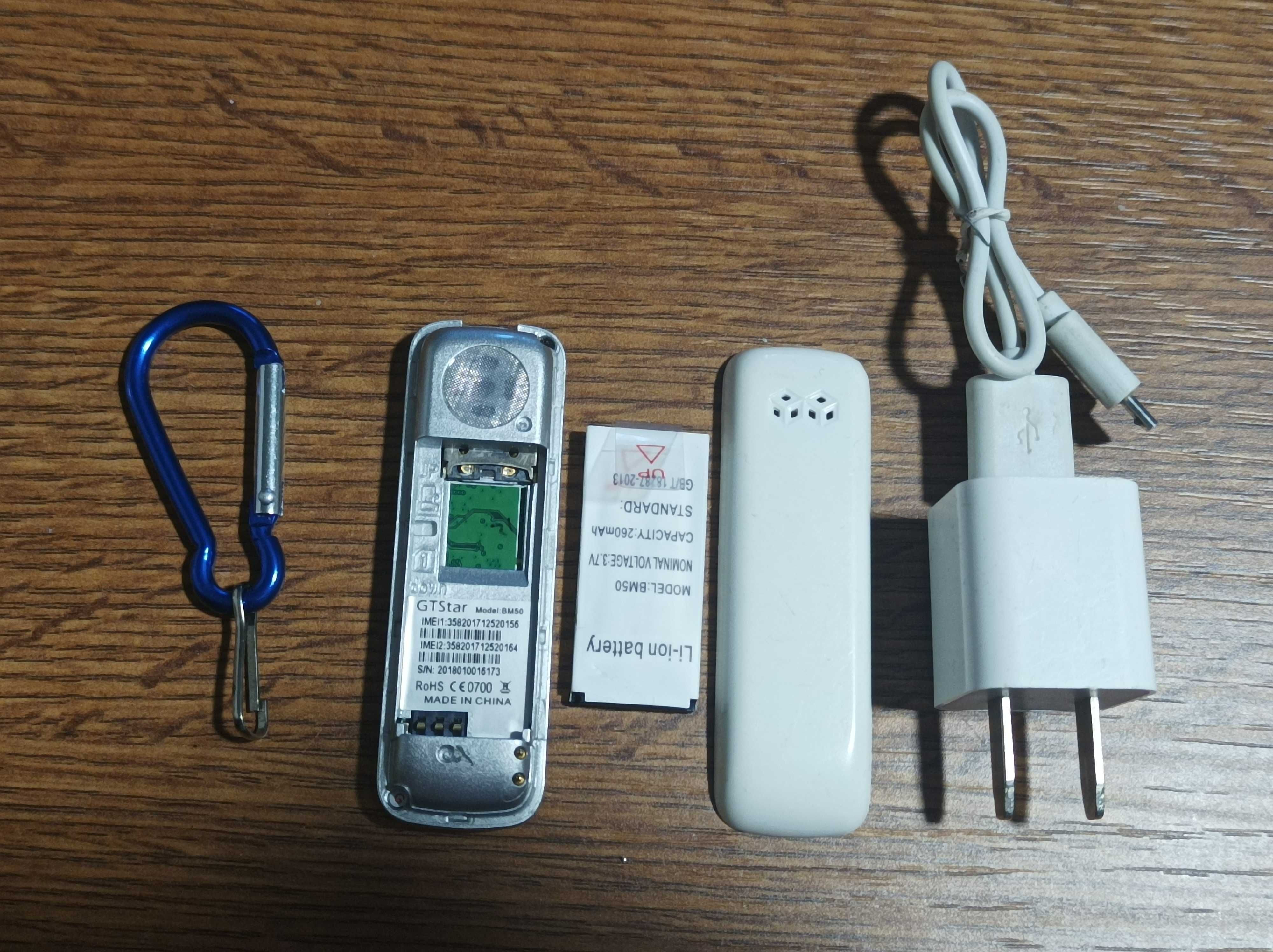 Mini Telefon breloc cu dual SIM, sd-card, carabina si incarcator