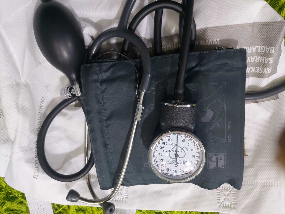 Продаёться тонометр  механический