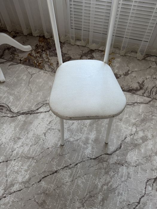 Стулья кухонные белые