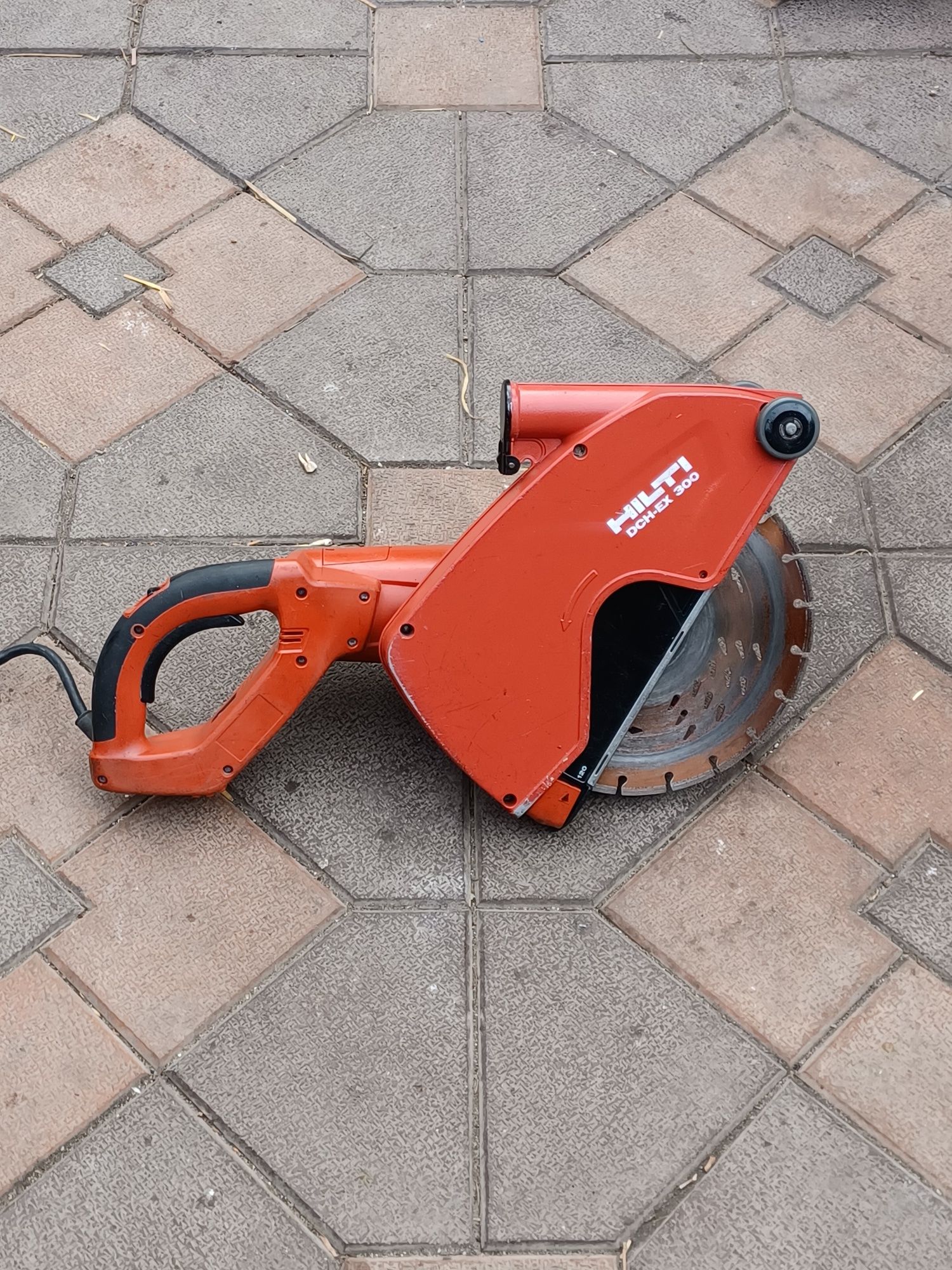 Masina de făcut canale HILTI  DCH-EX  300 ca și noua