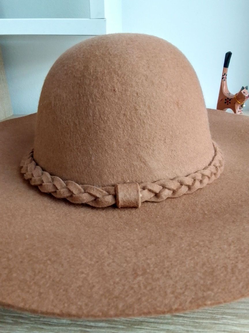 Дамска шапка с периферия 100% вълна