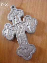 Crucifix vechi,mare,masiv,metalic,cruce in relief vintage pentru gat