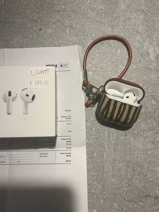 Casti Airpods 4 (cutia si casca dreapta)