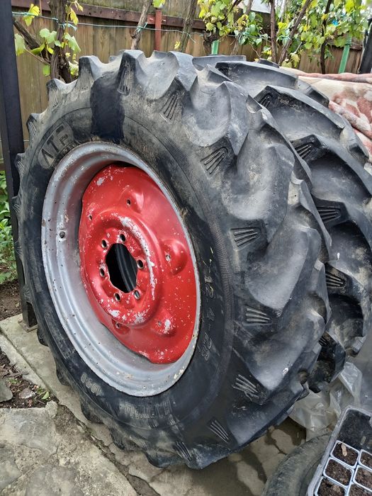 Vând cauciucuri tractor cu tot cu jante