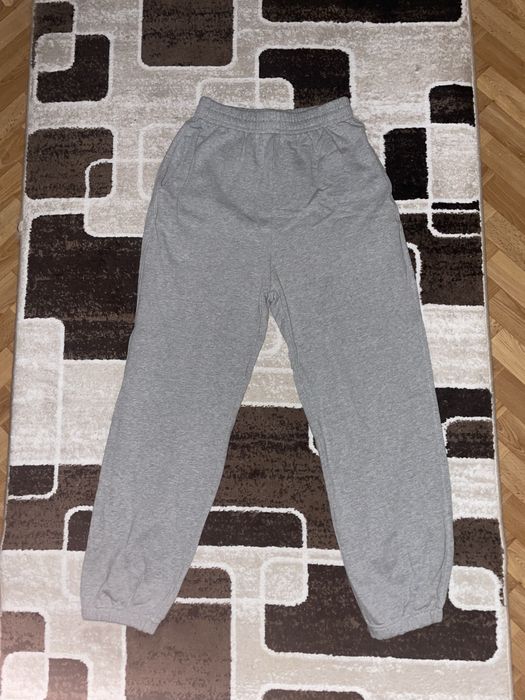 Серые спортивные штаны