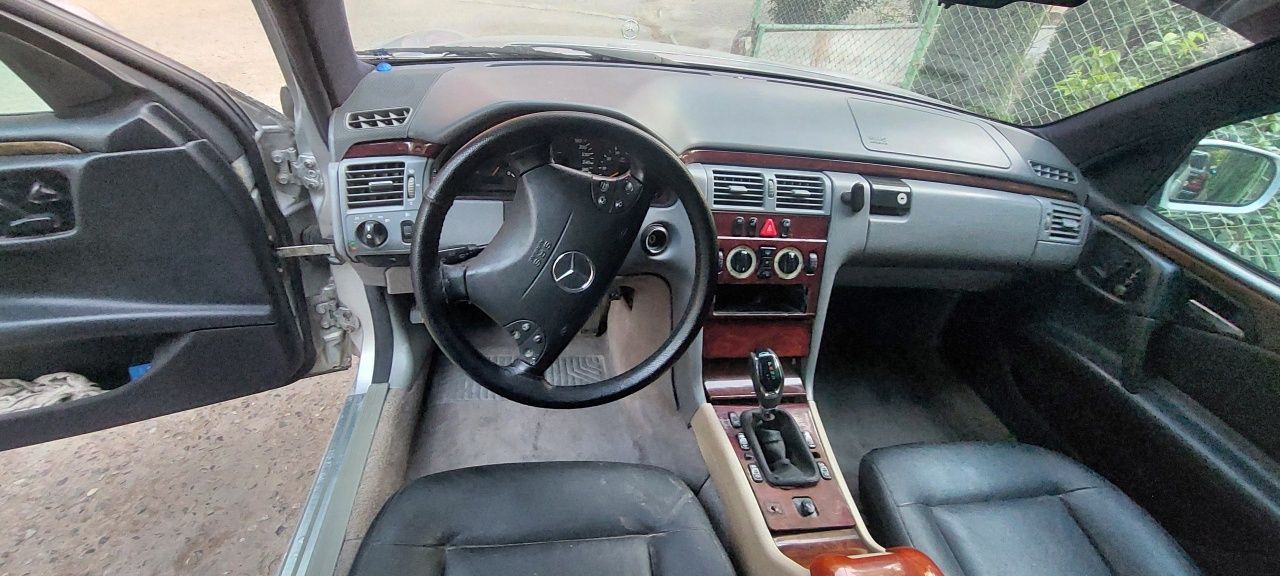 Мерсдес 210 ресталлин сотилади.