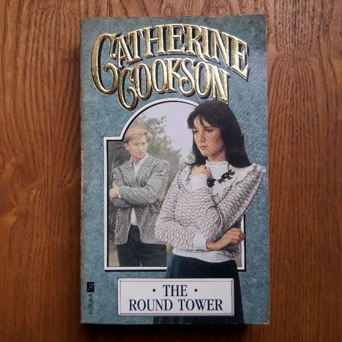 Продавам оригинална английска книга The Round Tower на Сatherine Cooks