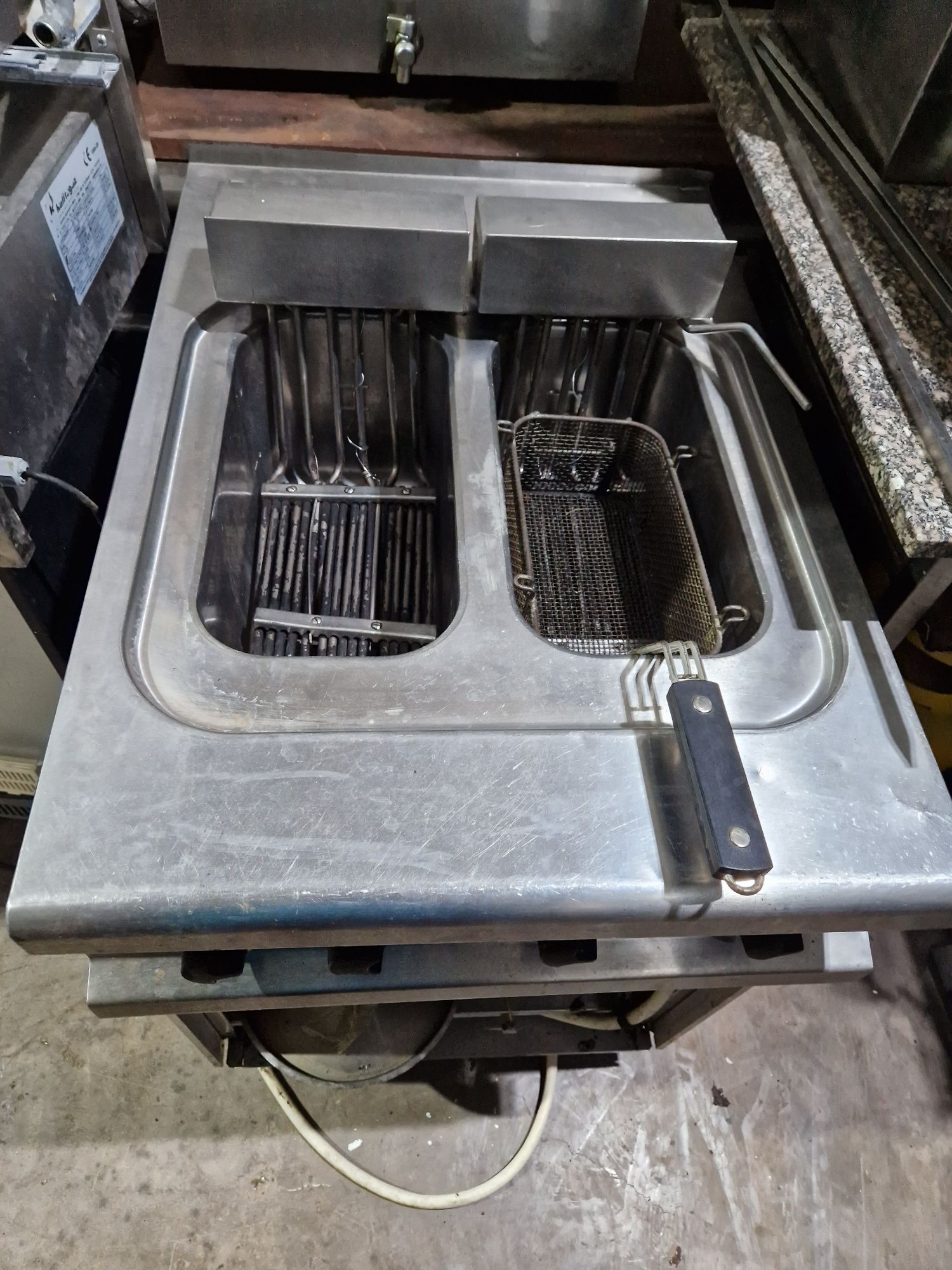 Friteuza dubla de putere, la 380v, de banc, cu robinet