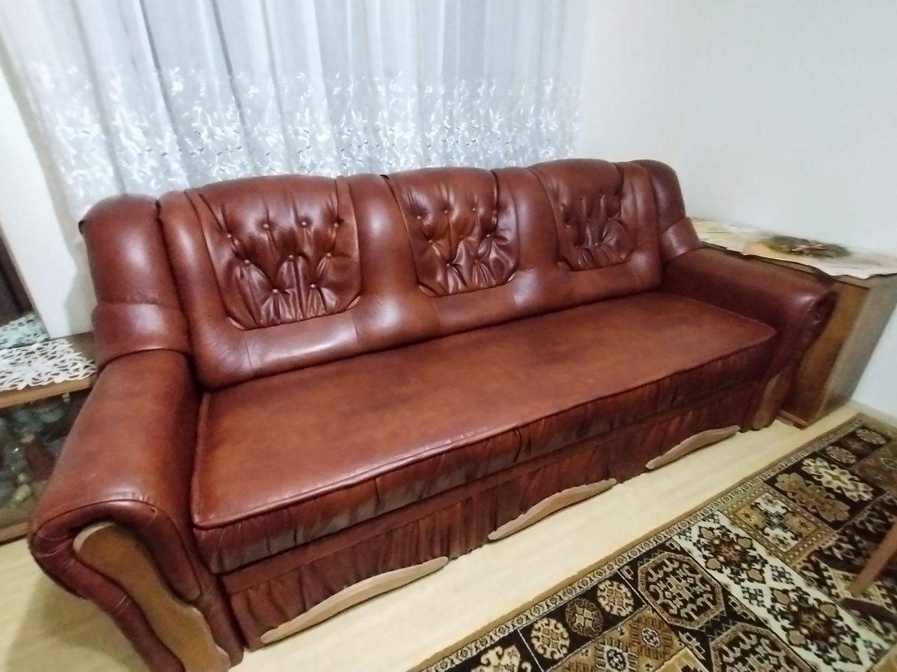 Vând canapea extensibila imitație piele, stare foarte bună.