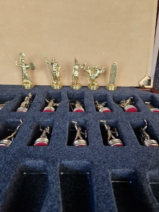 Joc de șah,  model deosebit, figurine metalice