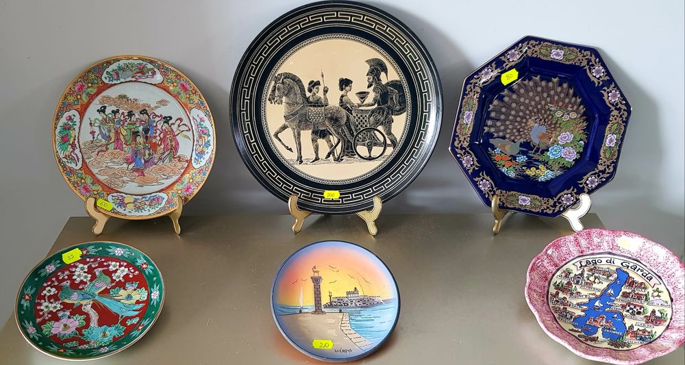 Farfurii vechi decorative din porțelan și ceramică