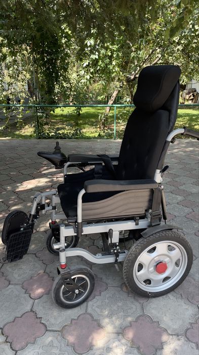 Продам инвалидную коляску электрическую