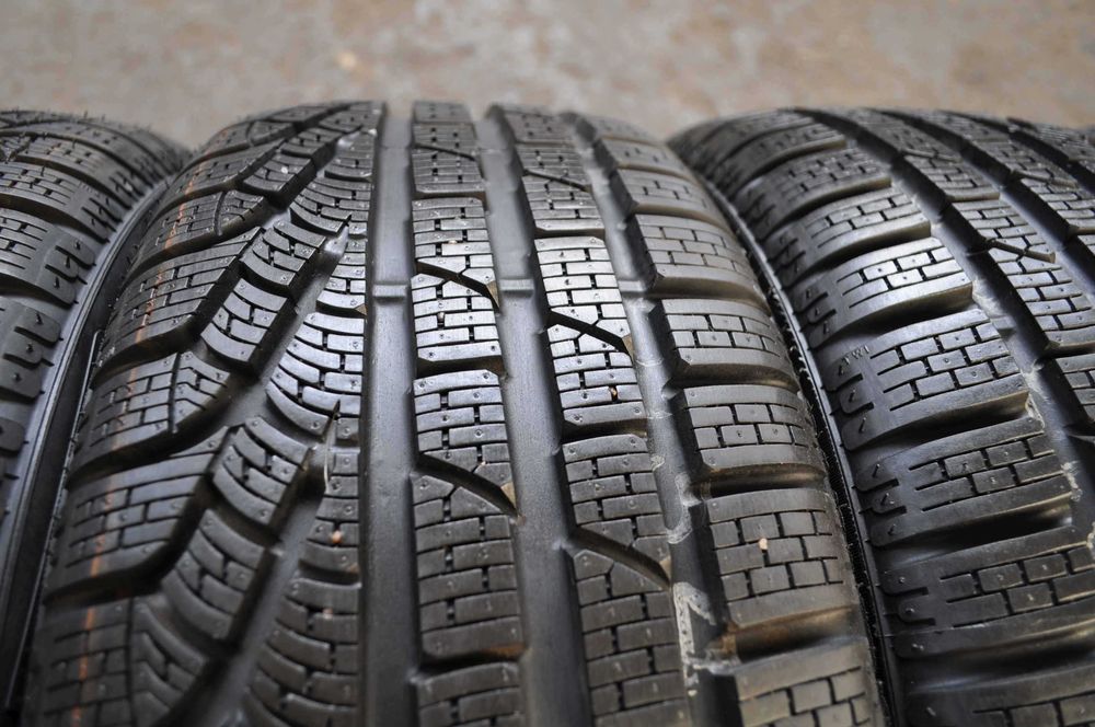 # SET 4 Anvelope Iarna 215/45 R17 PIRELLI Sottozero winter 240 serie2