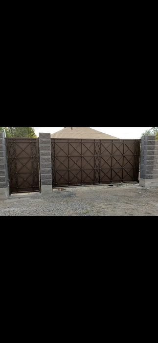 Уй сатылады. Жаксы жерде орналаскан