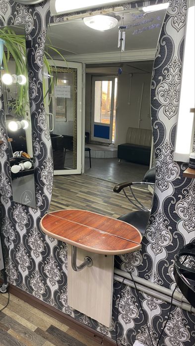 Продам парикмахерские зеркала с полкой