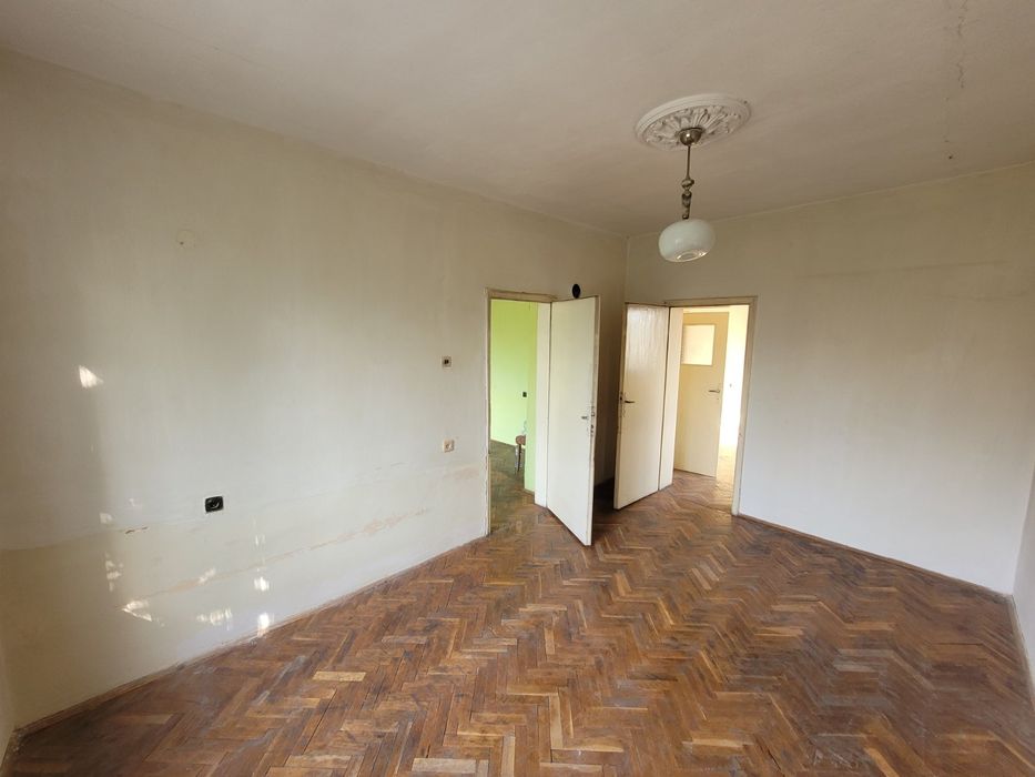 Продава се Четиристаен апартамент в с. Мараш, Област Шумен - 8003 кв.м за 7 €/кв.м - Снимка #4