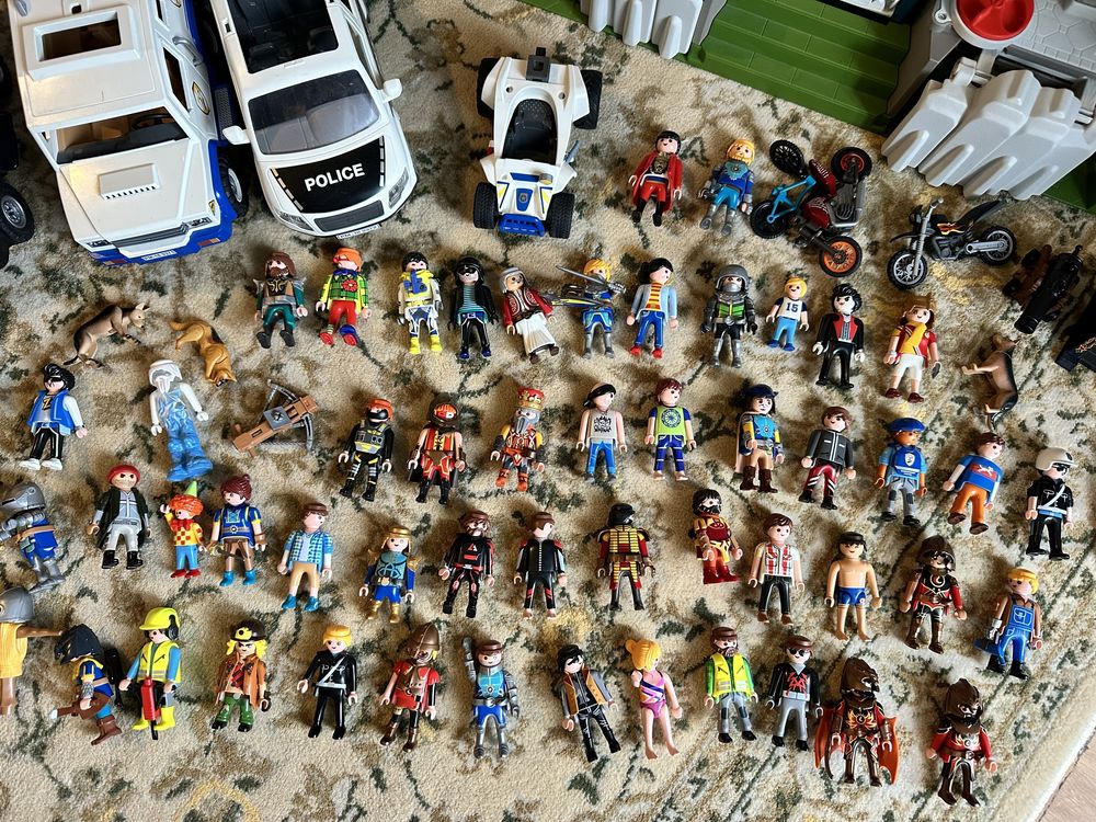 Jucarii play mobil la pachet peste 70 de figurine