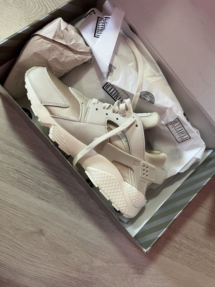 Adidasi nike air huarache noi marimea 44…………………………