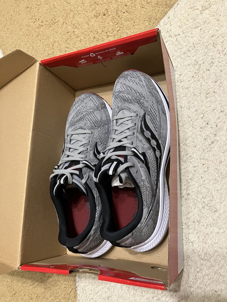 НОВИ оригинални Мъжки обувки за бягане Saucony omni 21 размер 42,5