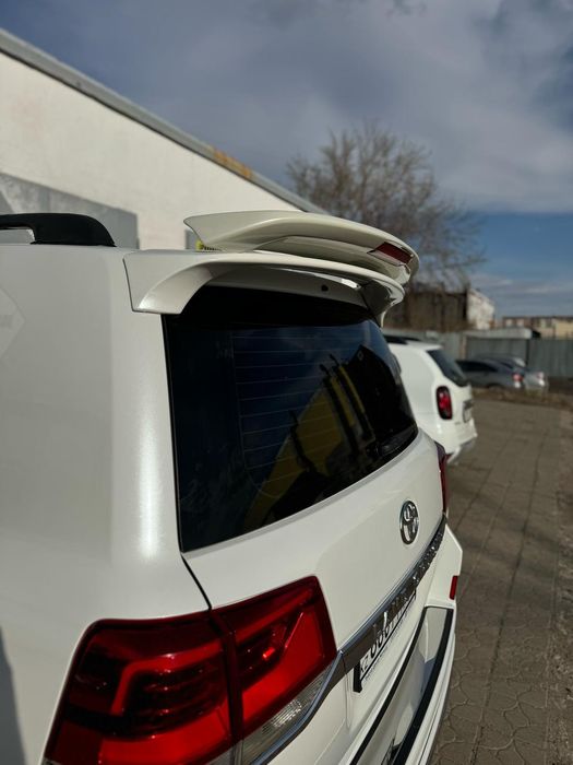 Спойлер на крышку багажника Toyota land cruiser 200 lx570
