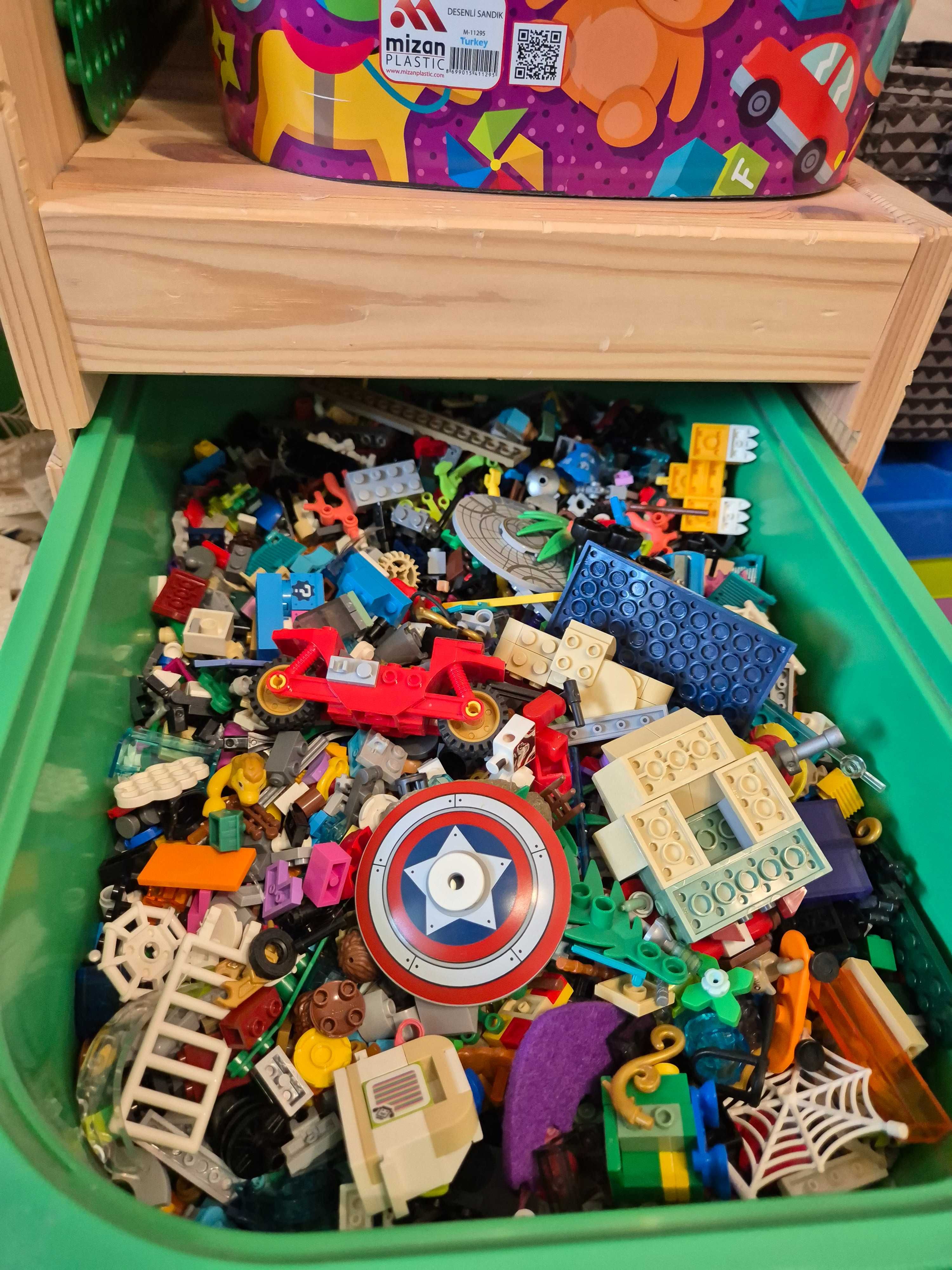 Vand piese LEGO vrac, sortate pe culori si tipuri, aprox 10 kg