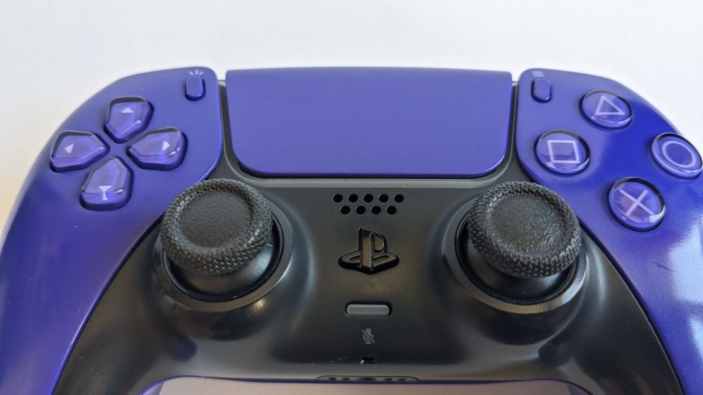 Продавам контролер DualSense за PS5 с TMR (като Hall effect) стикове.
