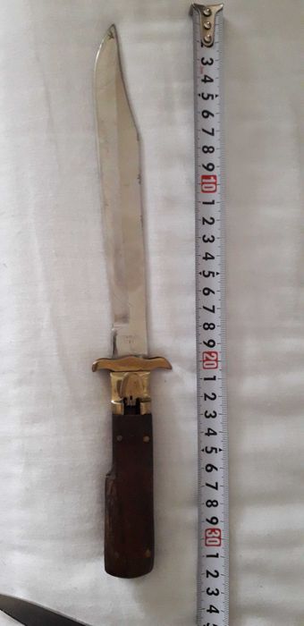 Pumnal pliabil funcțional.